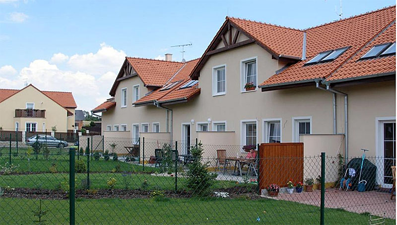 > Řadové domy Dolní Břežany (16 řadových domů)